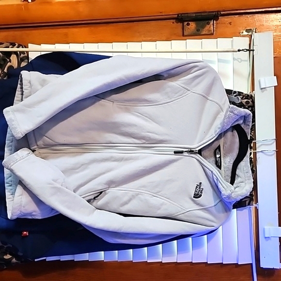 Women's medium light-grey Northface full-zip, double-layered fleece jacket. - Picture 2 of 13